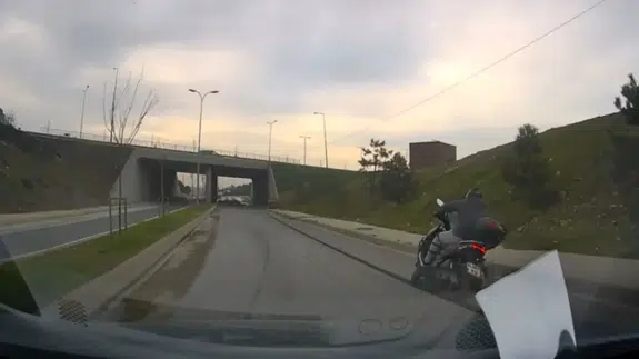 Başakşehir’de çukura giren motosiklet sürücüsü yere düştü