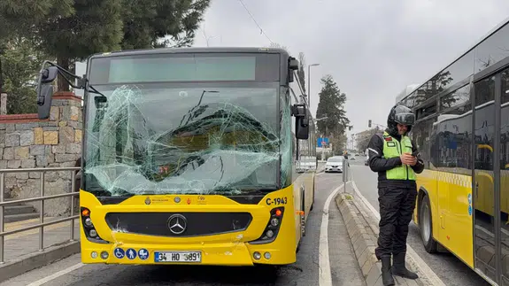 Üsküdar'da kaza : 2 İETT otobüsü çarpıştı