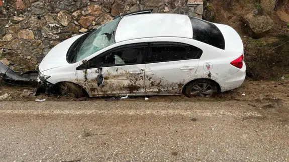 Bursa'da otomobil istinat duvarına çarptı : Yaralılar var
