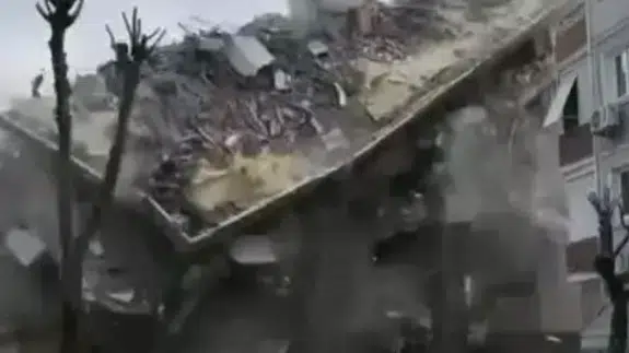 Avcılar’da yıkım sırasında 5 katlı bina çöktü