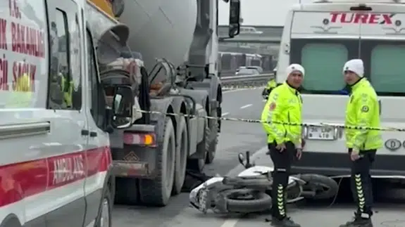 Güngören’de feci kaza : Beton mikserinin altında kalan motosiklet sürücüsü öldü