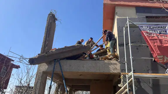 Ankara'da inşaat halindeki villa çöktü : 1'i ağır 2 inşaat işçisi yaralandı