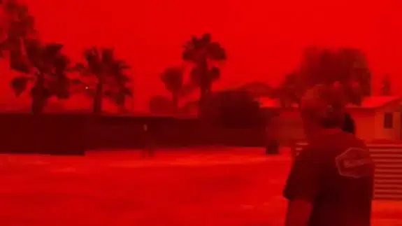 Avustralya'da Narelle Kasırgası dehşeti : Gökyüzü kan kırmızısına döndü