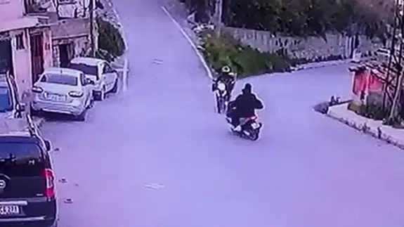 Hatay İskenderun’da motosiklet kazası : 3 kişi yaralandı, kaza güvenlik kamerasına yansıdı