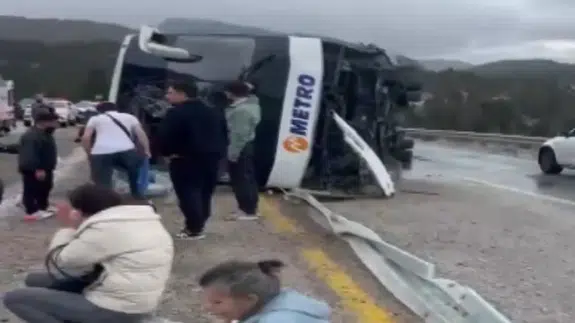Konya-Antalya kara yolunda yolcu otobüsü devrildi!