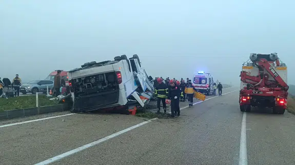Adana'da yolcu otobüsü devrildi : Ölü ve yaralılar var !