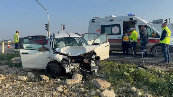Edirne'de otomobil ile pikap çarpıştı : 3 kişi yaralandı