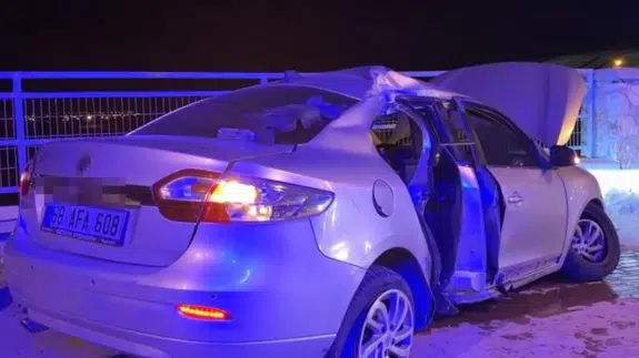 Aksaray'da kaza : Otomobil önce direğe sonra duvara çarptı