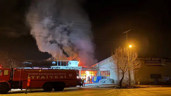Kayseri’de mobilya atölyesinde yangın : Alevler kısa sürede büyüdü
