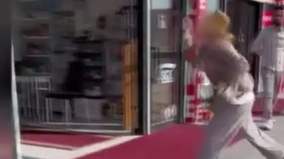 Kayseri’de eczanede dehşet : Fark ücreti ödemek istemeyen kadın taşla saldırdı