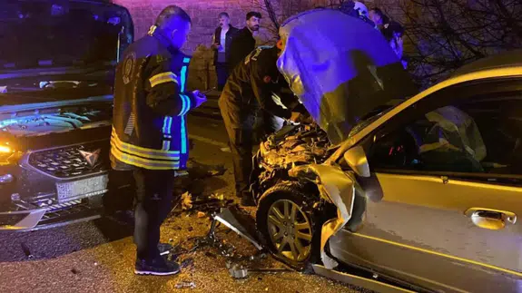 Kocaeli'de yola dökülen sıvı nedeniyle otomobiller çarpıştı : Yaralılar var