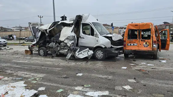 Freni patlayan tır öğrenci servisi dahil 7 aracı biçti, 18 yaralı!