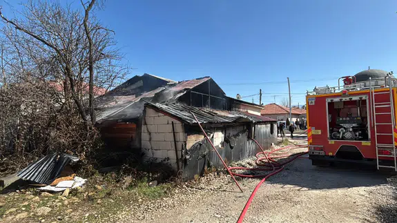 Bolu'da yangın : Mobilya atölyesi alev alev yandı