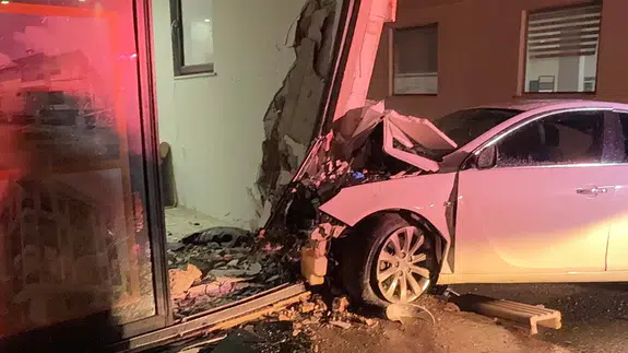 Gazipaşa'da otomobil iş yerine daldı : D-400 karayolunda feci kazada 3 ağır yaralı!