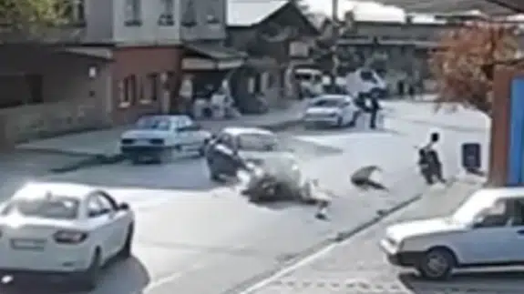 Hatay'da otomobille çarpışan motosiklet sürücüsü yaralandı