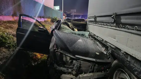 Kahramanmaraş'ta otomobil tıra ok gibi saplandı : 4 yaralı