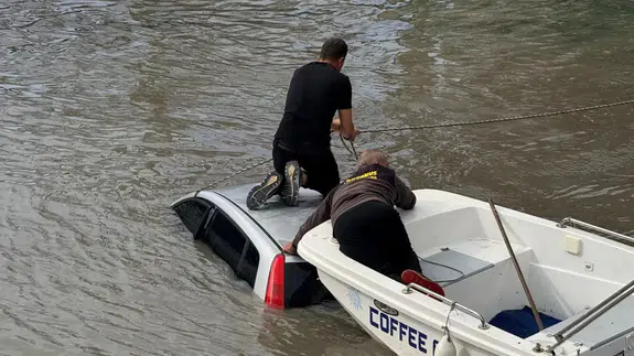 Antalya'da korkutan kaza : Otomobil Köprüçayı Irmağı’na uçtu