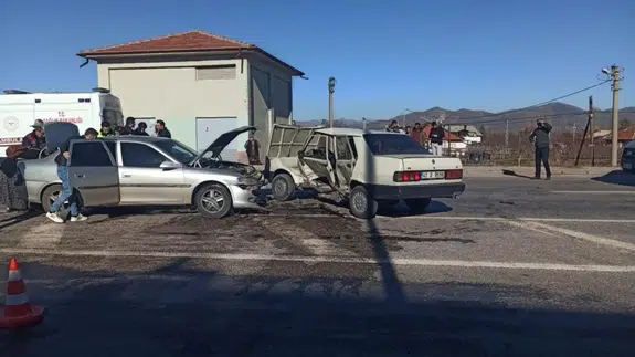 Konya Seydişehir'de otomobiller çarpıştı : 2 yaralı