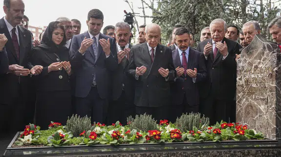 MHP Genel Başkanı Bahçeli, Alparslan Türkeş'in kabrini ziyaret etti