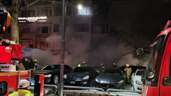 Beşiktaş’ta araç kiralama şirketinde yangın : 100 milyonluk 15 araç küle döndü