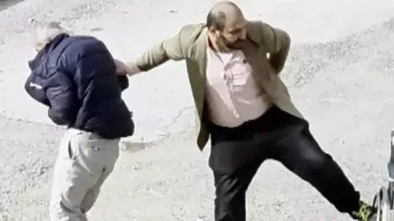 Kahramanmaraş'ta yaşlı babasına kötü davranan şahıs mahalledeki gençler tarafından dövüldü