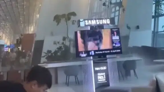 Endonezya’da havalimanında korku dolu anlar : Tavan yolcuların üzerine çöktü