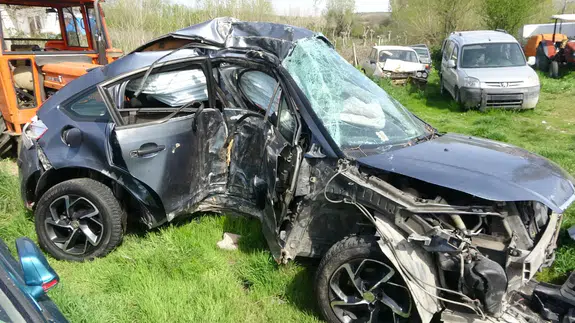 Kastamonu'da otomobil ağaca çarptı : Kazada 1 kişi öldü, 1 kişi yaralandı