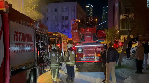 Kağıthane'de 5 katlı iş hanının tekstil atölyesinde yangın