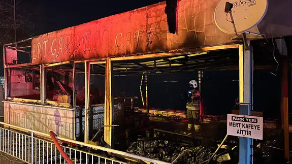 Bursa Kurşunlu Sahili’nde gece yarısı yangın paniği : Kafe alevlere teslim oldu!