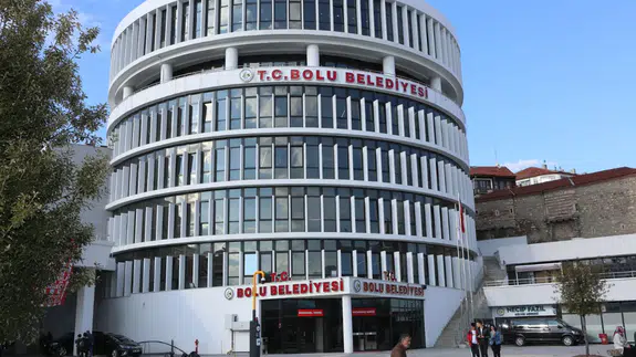 Bolu Belediyesi'ne operasyon : Jandarma ekipleri binada arama yapıyor