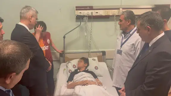 Bakanlar, saldırıda yaralanan öğrencileri ziyaret etti