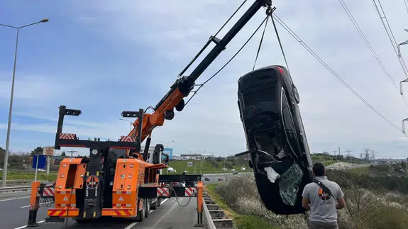 Saç ekimi uzmanı Berkay Tulpar kaza yaptı : Lüks otomobiliyle bariyerleri aşıp çayıra uçtu!