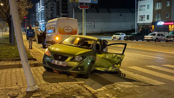 Kayseri'de kaza : Otomobil sürücüsü yaralandı