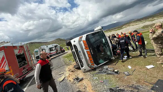 Diyarbakır'da yolcu otobüsü devrildi : Ölü ve yaralılar var