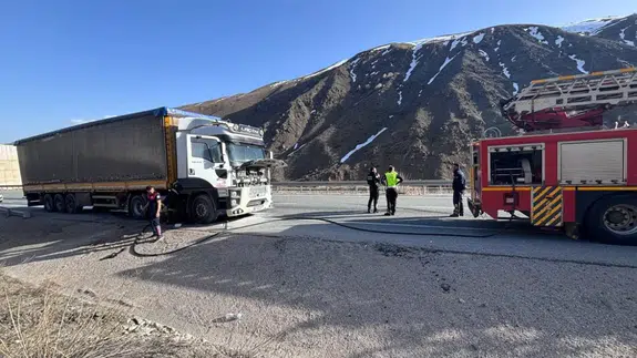 Erzincan'da seyir halindeki tırda yangın