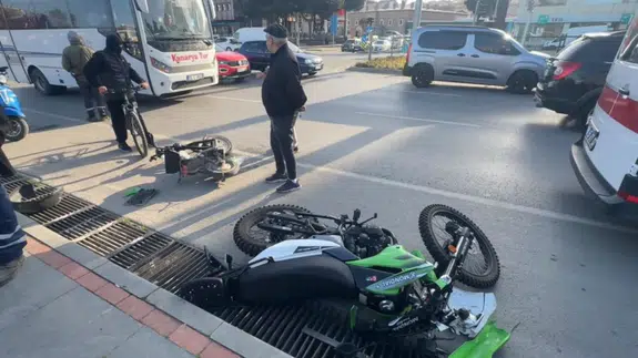 Samsun'da motosiklet ile scooter çarpıştı : 2 kişi yaralandı