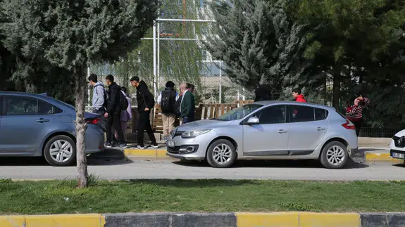 Diyarbakır Ergani’de otomobil kaldırımdaki öğrencilere çarptı : 2 yaralı