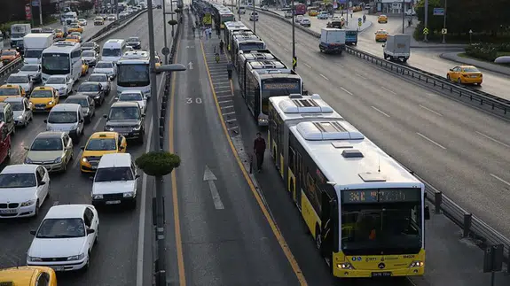 Metrobüs duraklarında yoğunluk yaşandı : Vatandaşlar çileden çıktı
