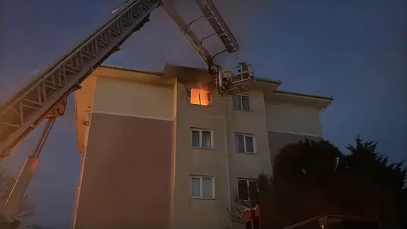 Edirne'de apartman dairesinde yangın : Vatandaşlar tahliye edildi