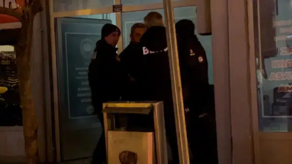 Bolu'da sokak ortasında eşiyle kavga eden alkollü şahıs gözaltına alındı