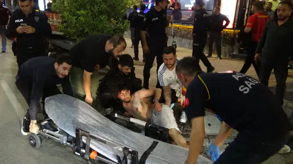 Antalya'da Galatasaraylı bir taraftar, derbi sevinci sırasında bıçaklandı