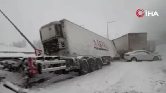 Bitlis'te zincirleme kaza : 4 tır ve 2 otomobil çarpıştı, 5 kişi yaralandı