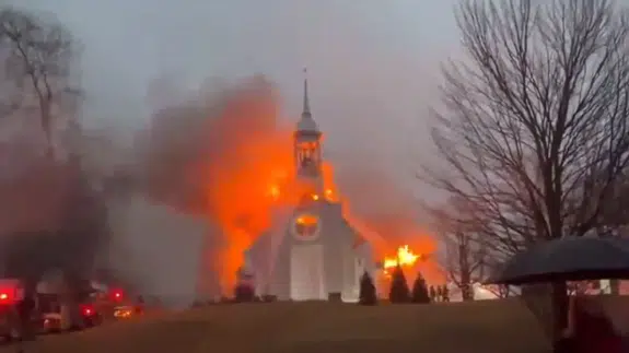 Kanada'da asırlık kilise yangında küle döndü