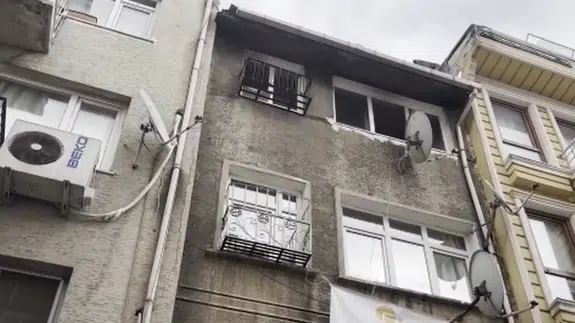Fatih'te yangın çıkan binadan atlayan kişi ağır yaralandı