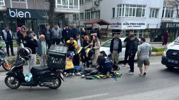 Lüleburgaz'da otomobil motosiklete çarptı : 2 genç yaralandı