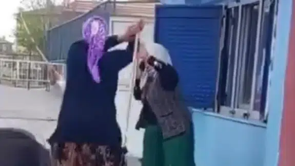 Iğdır'da okul bahçesinde sopalı saldırı paniği : Kantin camını kırıp görevliyi darbetti