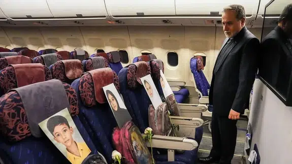 Pakistan'a giden İran heyetinin uçağına, Minab'daki saldırısında ölen çocukların fotoğrafları konuldu