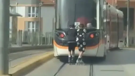 Eskişehir’de tramvayın arkasına tutunan patenli çocuklar kamerada