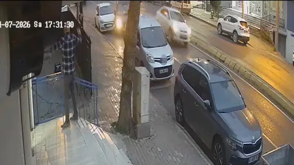 Gebze'de zincirleme kaza : Otomobil 4 araca çarptıktan sonra markete daldı