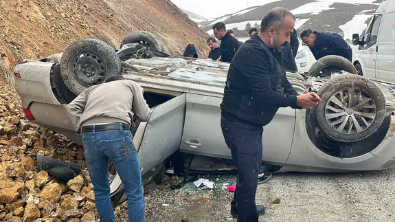 Sivas’ta otomobil takla attı : 3 yaralı